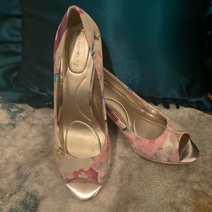 Perfect spring shoe 8 1/2. Will make a bold statement with any outfit.